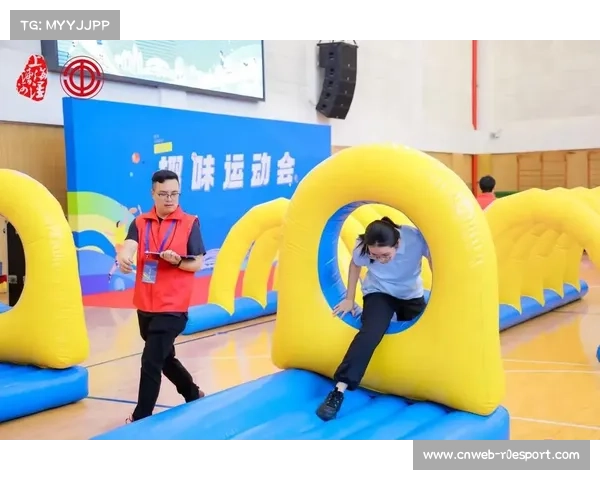 球员场边互动趣味十足，展现赛场内外友谊