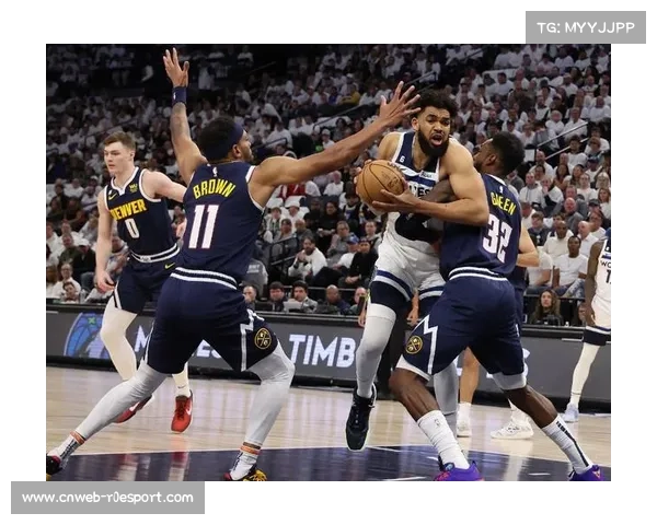 终场哨响,狼队主帅爱德华兹面对八连败窘境独自伫立雨中 终场哨响,狼队主帅爱德华兹面对八连败窘境独自伫立雨中